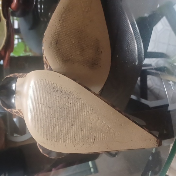 8.5 GUESS HEELS 👠 - Picture 4 of 4